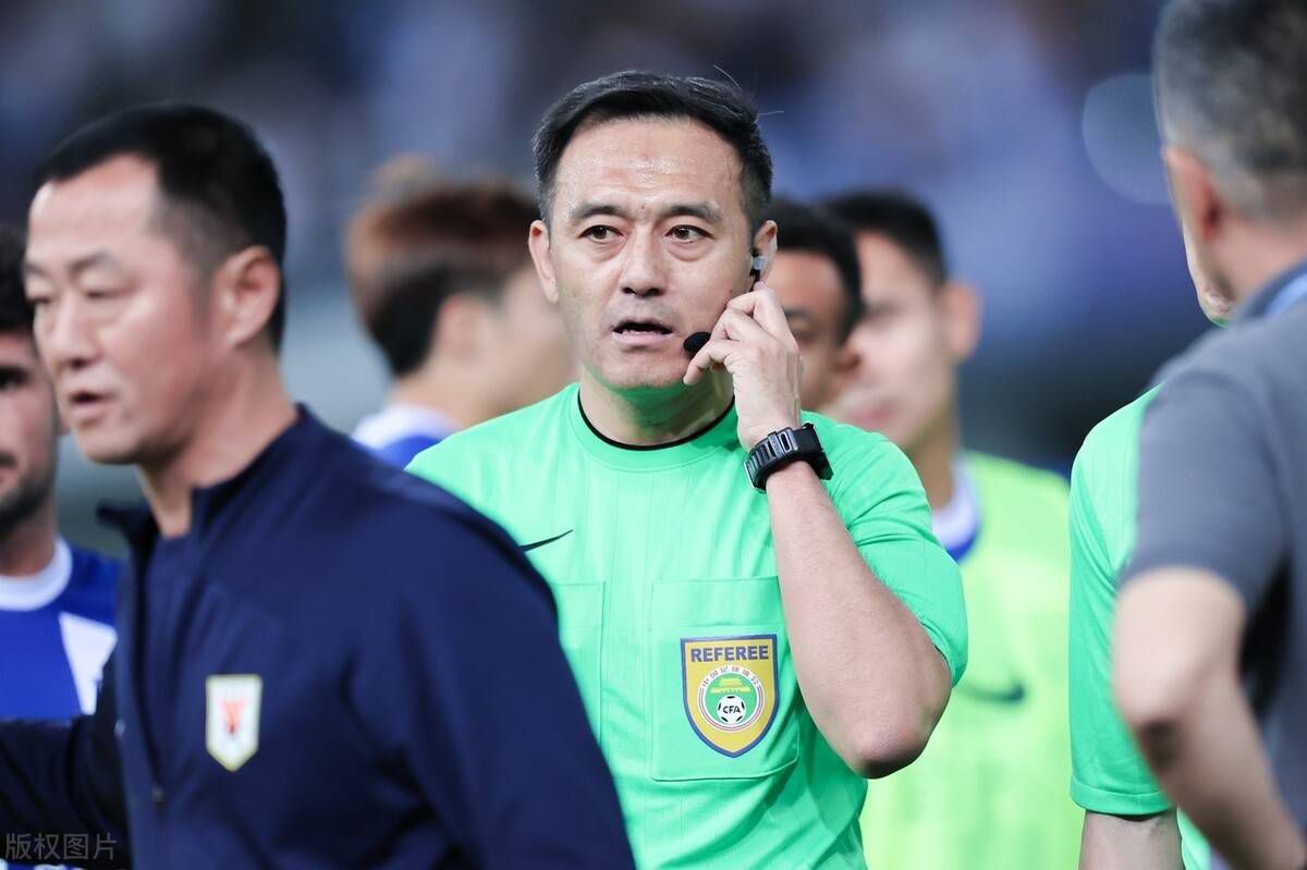 两人谈话的背景中，我们可以清晰地听到一阵阵逼真的知了的叫声。